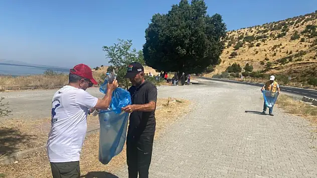 Van Gölü sahilinde çöp topladılar
