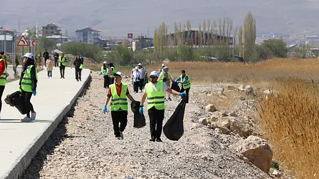 Van Gölü sahilinde çöp toplama kampanyası