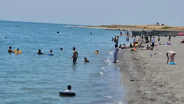 Van Gölü sahilleri Ege'yi aratmıyor