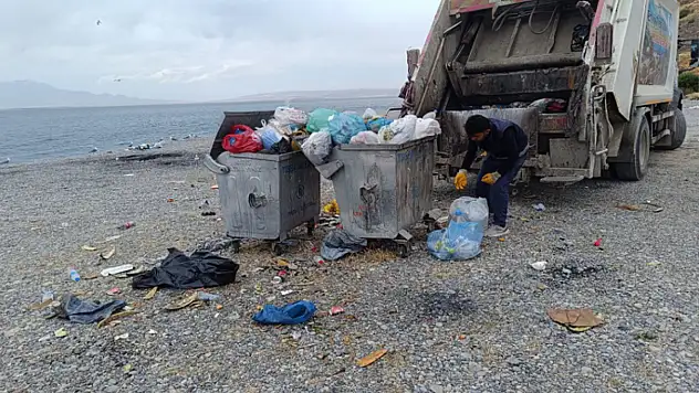 Van Gölü sahillerinde temizlik ve çim biçme çalışmaları