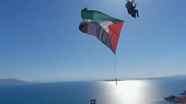 Van Gölü semalarında Filistin bayrağı açtılar