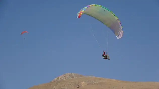 Van Gölü semalarında yamaç paraşütü heyecanı yaşandı