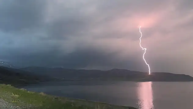 Van Gölü üzerinde çakan şimşekler hem korkuttu hem de görsel şölen oluşturdu