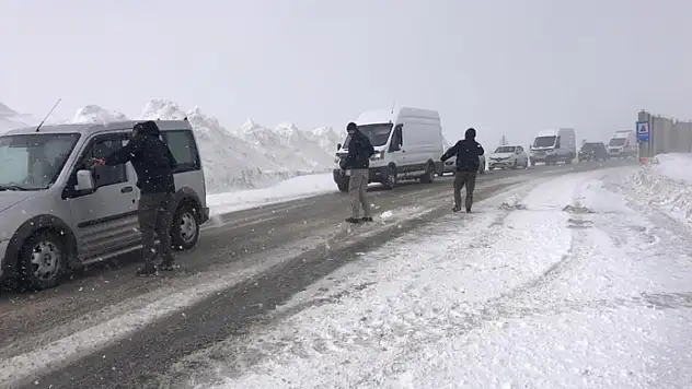 Van-Hakkari karayolu ulaşıma kapatıldı