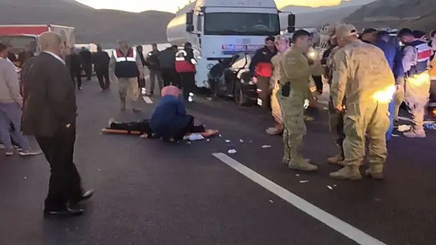 Van-Hakkari karayolunda otomobil tırla çarpıştı