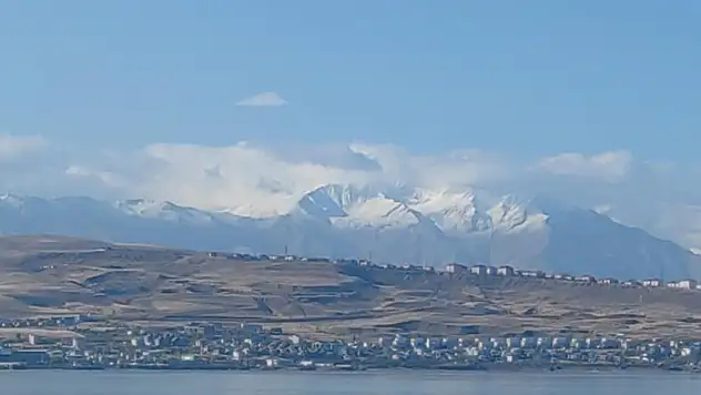 Van'ı çevreleyen dağların zirvesi beyaza büründü