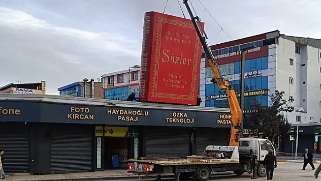 Van'ın simgesi Sözler maketi yeniden yerine asıldı