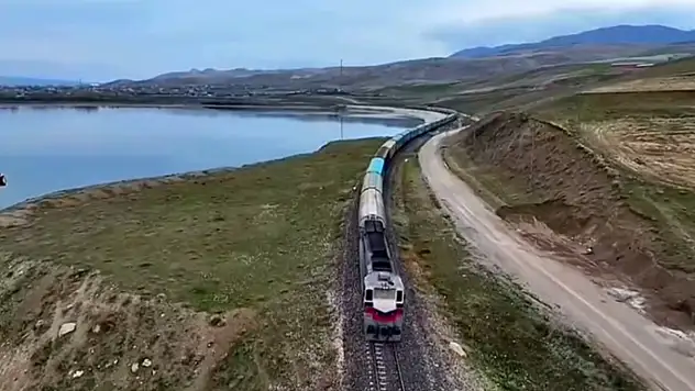 Van-İran treni kartpostallık görüntüler oluşturuyor