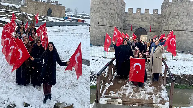 Van Kalesi'nde kadınlarla bayrak sevgisi yürüyüşü