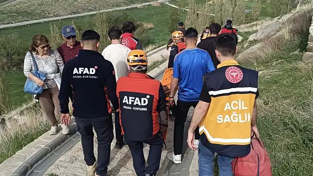 Van Kalesi'nden düşen yaşlı kadın kurtarıldı