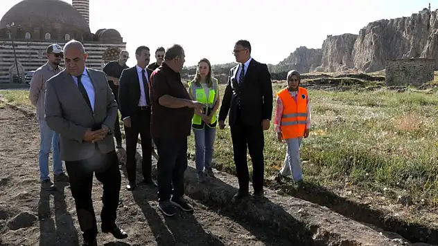 Van Kalesi'nin güney surlarının restorasyonu başladı