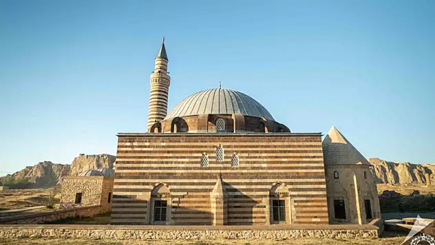 Van Kalesi'nin güneyinde bulunan Hüsrevpaşa Çifte Hamamı restore ediliyor