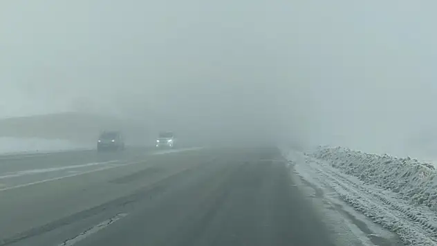 Van-Özalp kara yolunda sis görüş mesafesini düşürdü