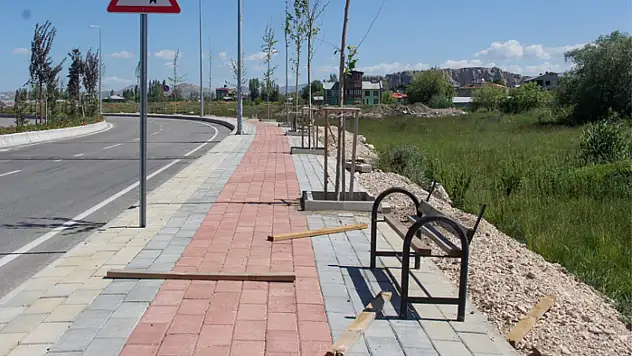 Van Sahil Yolundaki oturma bankları tahrip edildi