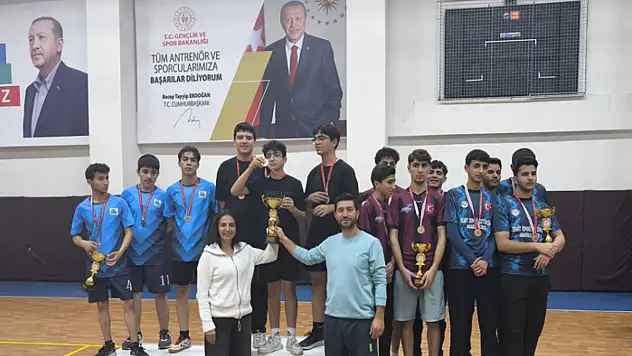 Van Türk Telekom Fen Lisesi Masa Tenisi Takımı Van İl Birincisi oldu