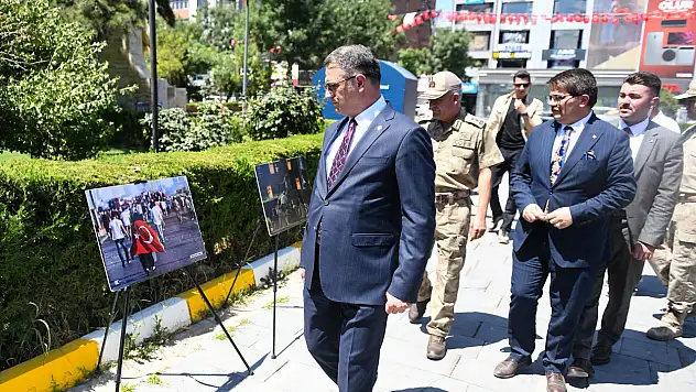 Van Valisi Balcı, 15 Temmuz sergisini ziyaret etti