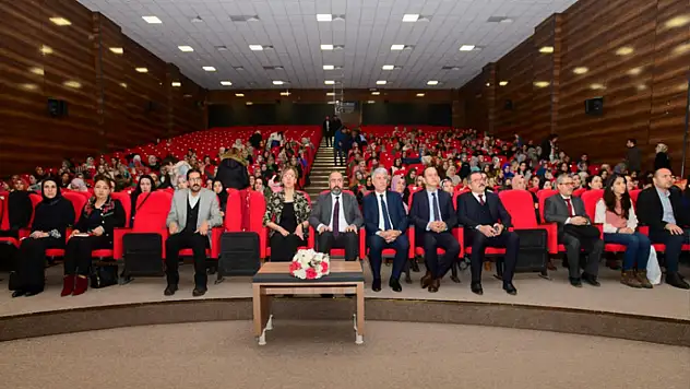 Van YYÜ'de 21. Yüzyılın Dijital ve Eleştirel Kadınları projesi etkinliği