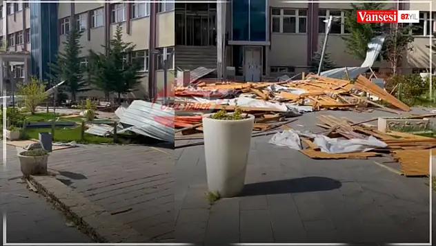 Van YYÜ'de fakültenin çatısı uçtu