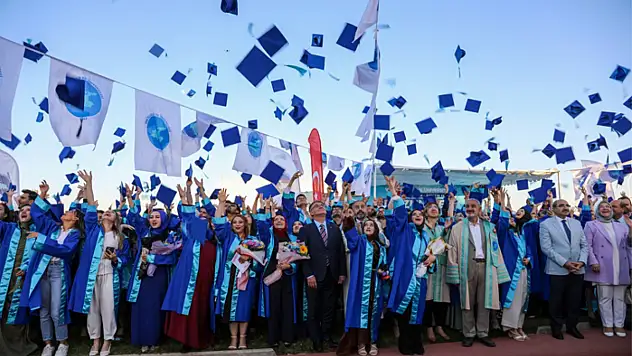 Van YYÜ'de mezuniyet coşkusu