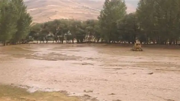 Özalp'ta sel 1 kişi ölü, 1 kişi kayıp.