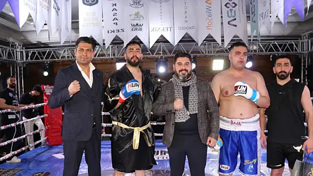 Vanlı boksör İranlı rakibini 2. raundda yere serdi