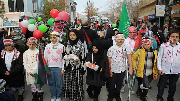 Vanlı çocuklar Gazze için yürüdü