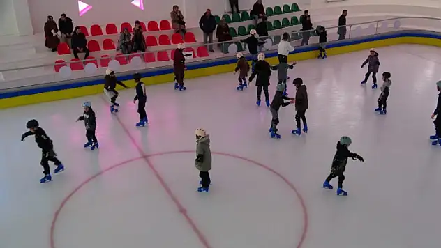 Vanlı çocuklardan buz pateni pistine yoğun ilgi