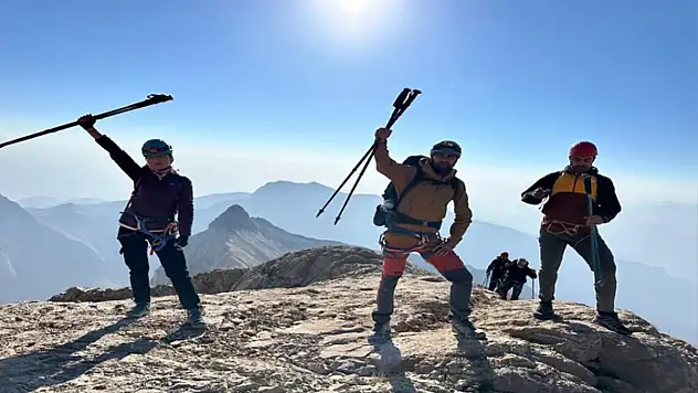 Vanlı dağcılar 7 günde Türkiye'nin en yüksek üç zirvesine çıktı