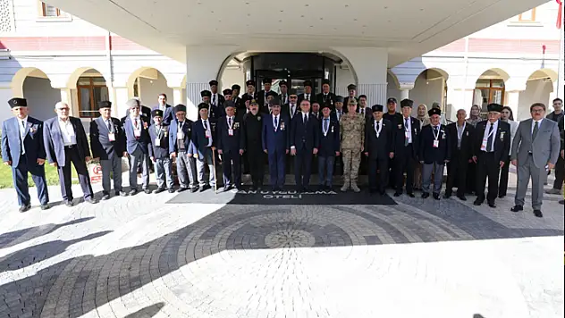 Vanlı gaziler Kıbrıs'a uğurlandı
