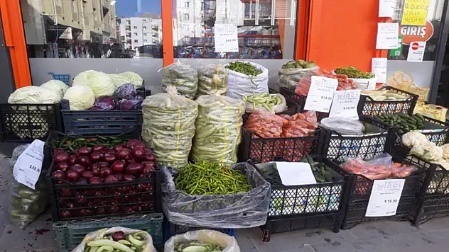 Vanlı kadınların turşu kurma telaşı