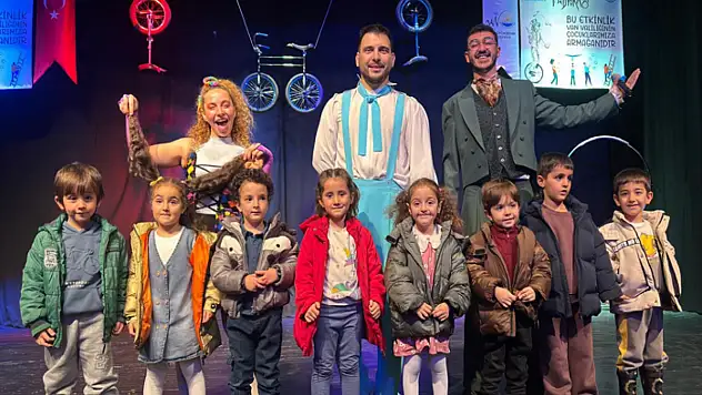 Vanlı kreş öğrencilerine akrobasi gösterisi izletildi