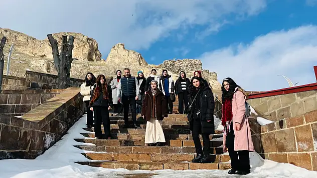 Vanlı öğrenciler maziden atiye projesi kapsamında Ahlat'ta