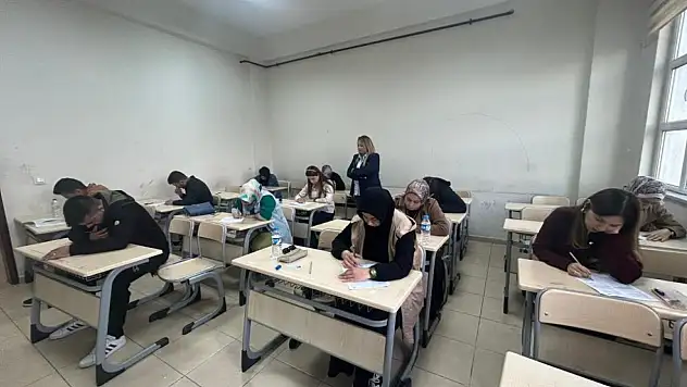 Vanlı öğrenciler ve yetişkinler kitap okuma yarışmasında buluştu