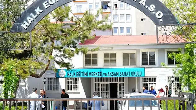 Vanlılar, Halk Eğitim Merkezi binasının yıktırılmasına karşı çıkıyor