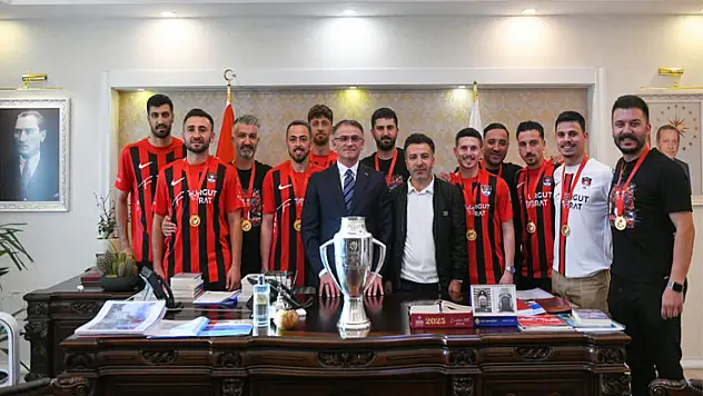 Vanspor'un kupası Vali Balcı'nın masasında