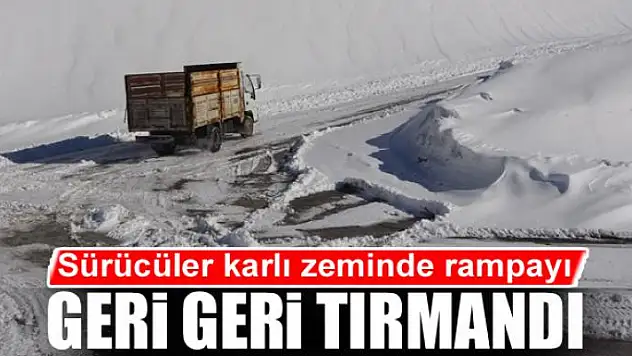 Sürücüler karlı zeminde rampayı geri geri tırmandı