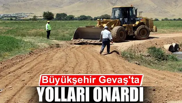 Büyükşehir Gevaş'ta yolları onardı