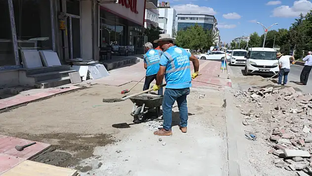 Vanyolu Mahallesi'nde kaldırım taşları yenileniyor