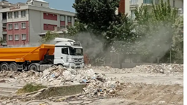 Vatandaşlardan ilkel yıkım tepkisi: Mahalle toz bulutu altında kaldı
