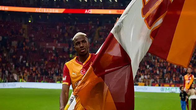 Victor Osimhen, Okan Buruk'u yakaladı