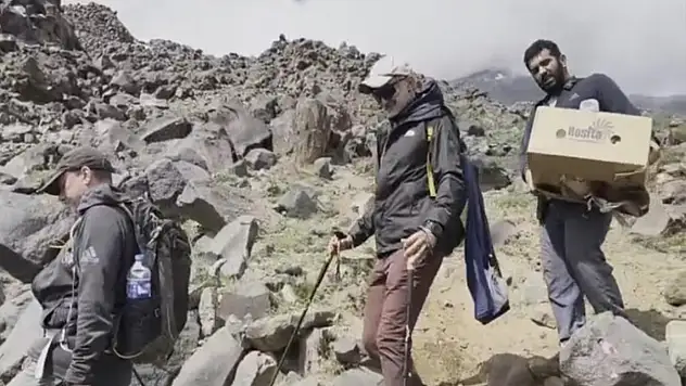 Yabancı turistler Ağrı Dağı'nda çevre temizliği yaptı