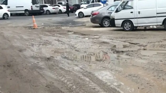 Yağış sonrası yol çalışmalarının yapıldığı alanlar çamur deryasına dönüştü