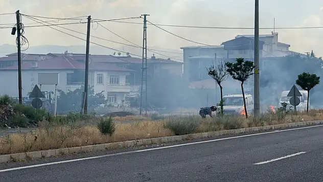 Yaşlı kadın uluslararası yolun ayırıcı kısmındaki otları ateşe verdi