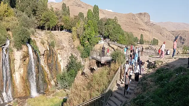 Yerli ve yabancı turistlerden Muradiye Şelalesi'ne yoğun ilgi