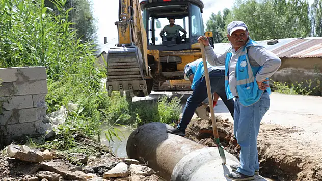 Yeşilova Mahallesi'nde su tahliyesi çalışması