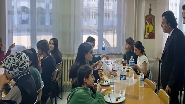 Yeşilova, öğrencilerle bir araya geldi