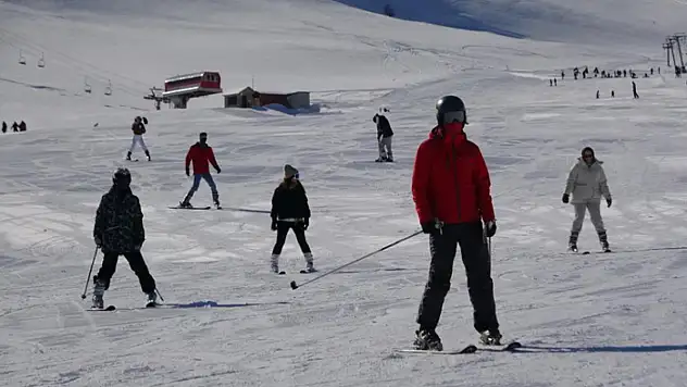 Yoğun kar yağışı Abalı Kayak Merkezi'ni yeniden hareketlendirdi