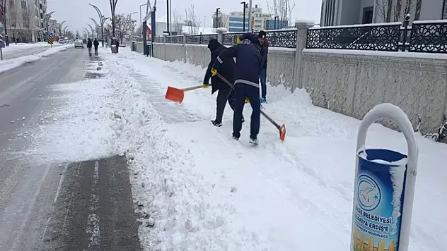 Yoğun kar yağışı sonrası Erciş'te yollar açılıyor