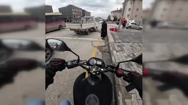 Yoğun trafikte karşıya geçemeyen yaşlı kadının imdadına duyarlı sürücü yetişti