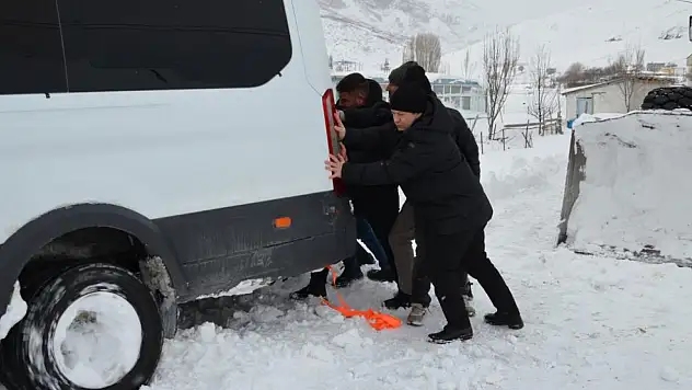 Yolda mahsur kalanların imdadına Kaymakam yetişti